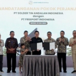 Presdir  PTPI Tony Wenas (tengah kiri) dan Direktur PT Stania An Sudarno (tengah kanan) menunjukkan dokumen HoA jual beli timbal dan perak yang dihasilkan dari fasilitas 
PMR  PTFI. FOTO: ist.