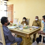 Wali Kota Kediri, Abdullah Abu Bakar (kanan), saat menerima Pengurus Kwarcab Pramuka di ruangannya. Foto: Ist