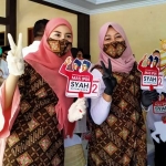 Novita Hardiny, istri Moch. Nur Arifin (kiri) dan Fatimatur Rohmah, istri Syah Natanegara usai pengundian nomor urut paslon.