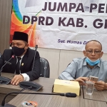 Ketua DPRD Gresik, Moch. Abdul Qodir (tengah) bersama Wakil Ketua Ahmad Nurhamim dan Mujid Riduan ketika memberikan keterangan pers, Minggu (4/10). (foto: SYUHUD/ BANGSAONLINE)