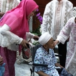 Risma saat menyapa anak disabilitas yang berkunjung ke rumah dinasnya. foto: ist