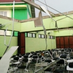 Atap salah satu gedung baru Institut Agama Islam (IAI) Bojonegoro juga runtuh disapu angin.