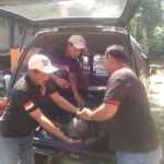 Paket sembako bantuan Ormas Nasionalis saat didistribusikan kepada yang berhak, Jumat (3/4).
