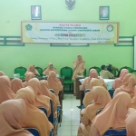 Seminar parenting di lingkungan Kemenag Tuban.