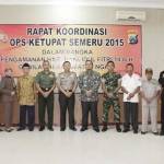 BERSAMA - Kapolres Ngawi pose bersama Forpimda dan tokoh masyarakat usai Rakor Ops Ketupat Semeru 2015, kemarin. foto: zainal/BANGSAONLINE