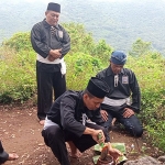 Pengurus PSHT Cabang Kota Kediri saat mengambil tanah di puncak Gunung Maskumambang, sebelah timur Gunung Klotok. Foto: Ist