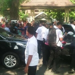 Presiden Jokowi saat turun dari mobil dinas dan membagikan buku. 