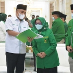 Sekjen PPP, Arwani Thomafi, menunjukkan SK kepengurusan DPW PPP Jatim periode 2021-2026 kepada Mundjidah Wahab. Foto : Ist
