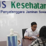Masyarakat saat menerima pelayanan dari salah satu petugas BPJS Kesehatan.