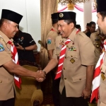 Pangkoarmada II Laksda TNI Mintoro Yulianto bersalaman dengan Budi Waseso yang saat ini menjabat sebagai Ketua Kwarnas Pramuka.