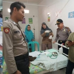 Bayi yang ditemukan dan petugas saat berada di Puskesmas Tanjung Bumi.