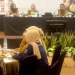 Novi Kumala Dewi, narasumber dari Kominfo Kota Mojokerto, saat menjelaskan tentang peran pentingnya internet untuk sarana sosialisasi.