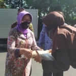 Bupati Jombang menyerahkan paket sembako pada warga.