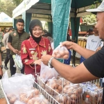Wali Kota Kediri Vinanda Prameswati saat meninjau pelaksanaan Gerakan Pangan Murah. Foto: Ist. 