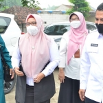 Wakil Bupati Gresik, Aminatun Habibah, didampingi Asisten III Abu Hasan saat ngantor di Desa Kesamben Kulon, Kecamatan Wringinanom. Foto: SYUHUD/ BANGSAONLINE