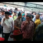 Bupati Bangkalan R. Abd. Latif Imron, Ketua DPRD Imron Rosyadi, Wakapolres, dan Kasdim saat mencicipi Duren Kocing asli Kabupaten Bangkalan.