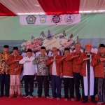 Bupati Situbondo, Karna Suswandi, bersama jajaran FKUB, Kemenag, Muspika Banyuputih dan aparatur Desa Wonorejo dalam giat Tumpeng Sewu.