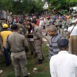 Petugas Satpol PP saat menertibkan bangunan di makam umum di Desa Randuagung Kecamatan Kebomas.  foto: SYUHUD/ BANGSAONLINE