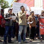 Ratusan masa saat aksi unjuk rasa di depan kantor Dinas Pendidikan Kabupaten Blitar. foto: AKINA/ BANGSAONLINE