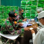 Para santri Pondok Pesantren Amanatul Ummah saat proses pendaftaran dan skrining untuk divaksin di Institut Pesantren KH Abdul Chalim Pacet Mojokerto Jawa Timur, Jumat (26/8/2021). Foto: mma/bangsaonline.com