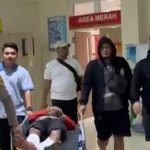 Petugas dari Polres Gresik ketika membawa pelaku ke rumah sakit setelah kakinya ditembak karena berusaha kabur saat akan ditangkap. Foto: Ist