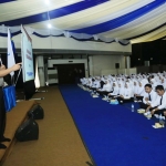 Kabid Humas Polda Jawa Timur Kombes Pol Frans Barung Mangera, S.I.K. saat memberikan materi.