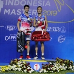 Pasangan ganda putra China, Zhang Nan/Ou Xuan Yi menunjukkan medali emas usai menjuarai Indonesia Masters 2019, Ahad (6/10/2019).