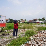 Kepala Dinas Perdagangan dan Perindustrian Kabupaten Kediri, Tutik Purwaningsih, saat mengecek lokasi revitalisasi pasar Ngadiluwih. (Ist)