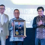 Direktur Keuangan dan Strategi Bank DKI, Romy Wijayanto, saat menerima penghargaan.