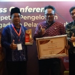 
Kepala Dinas Kominfo Kota Kediri, Apip Permana (kiri) dan Asisten Administrasi Umum, Nur Muhyar saat menghadiri penerimaan penghargaan, di Jakarta. (Ist).
