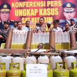 Kapolresta Sidoarjo Kombes Pol Zain Dwi Nugroho saat memimpin memamerkan dua tersangka dan barang bukti yang diamankan.