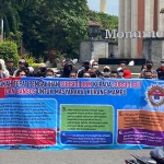 Suasana demo yang dilakukan ITS Sidoarjo di depan Monumen Jayandaru.