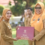 Wali Kota Kediri saat menyerahkan SK Kenaikan Pangkat dan Tanda Kehormatan Satyalancana Karya Satya kepada salah satu ASN. Foto: Ist