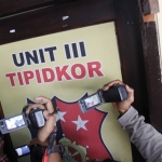 Unit Tipidkor Polres Ngawi saat diserbu awak media.