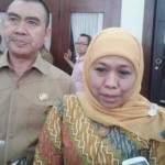 Mensos Khofifah Indar Parawansa bersama Wali Kota Malang HM Anton memberikan keterangan soal program hunian bagi gepeng, Senin (15/2). foto: iwan/ BANGSAONLINE