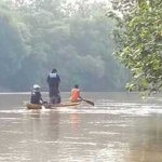 Warga dengan perahu kecil saat mencari korban yang hilang. foto: istimewa