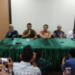 Kepala Instalasi Rawat Intensif dan Reanimasi, Direktur Utama (Dirut) RSUD dr Soetomo Surabaya, Kepala Humas dr Soetomo, Kepala Dinkes Kota Surabaya, serta Kepala Bagian Humas Pemkot Surabaya saat jumpa pers. foto: YUDI ARIANTO/ BANGSAONLINE