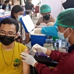 Salah satu santri Pesantren Riyaadlul Jannah saat sedang disuntik vaksin Covid-19.
