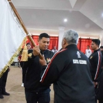 Wali Kota Kediri, Abdullah Abu Bakar, saat mengukuhkan kontingen yang berlaga di Porprov Jatim 2023. Foto: Ist