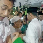 Jokowi ketika disambut KH Maimun Zubair di pondoknya.