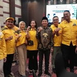 Adam Rusydi pose dengan kader usai rapat pleno Golkar Sidoarjo, Sabtu (6/4/2024) malam. foto: MUSTAIN/ BANGSAONLINE