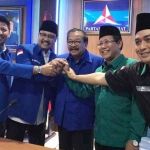 Pertemuan antara Pakde Karwo, Pak Halim dan Gus Ipul di kantor DPD Partai Demokrat Jatim. foto: DIDI ROSADI/ BANGSAONLINE