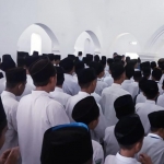 Salat Gaib untuk Gus Sholah di Masjid Pondok Pesantren Salafiyah Kapu, Dusun Kapurejo, Desa / Kecamatan Pagu, Kabupaten Kediri.