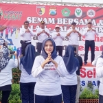 Bupati Pamekasan Baddrut Tamam, Kapolres AKBP Djoko Lestari beserta forkopimda saat mengikuti senam bersama di area Arek Lancor.