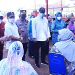 Wali Kota Pasuruan Gus Ipul didampingi forkopimda saat meninjau pelaksanaan vaksinasi.