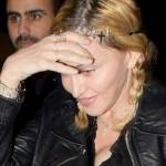 Tangan Madonna usai mengikuti terapi Mesotherapy. ini kali pertama Madonna tampil tanpa sarung tangan dalam beberapa tahun terakhir. foto: repro mirror.co.uk