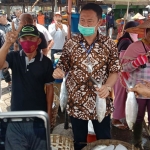 Yuhronur Efendi saat bertemu pedagang di Pasar Ikan. (foto: ist)