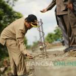 Komisi C DPRD Jombang mengecek bahan material yang digunakan untuk pembangunan TPT pada proyek peningkatan jalan Penggaron - Bareng. foto: ROMZA/ BANGSAONLINE.