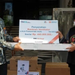Pemimpin BNI Wilayah Surabaya, Muhammad Gunawan Putra menyerahkan bantuan ventilator secara simbolis kepada Wali Kota Surabaya, Risma.