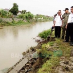 Wawali Mojokerto bersama Aparatur Organisasi Pemerintah Daerah Kota Mojokerto ketika sidak tanggul yang longsor. Wawali desak BBWS tanggung jawab. (foto: YUDI EP/BO)